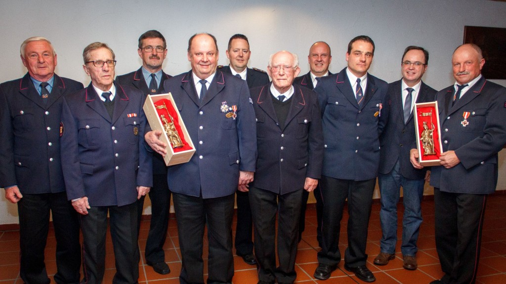 Von links: Norbert Baumert, Konrad Reich, Franz Vögele, Ehrenkommandant Johannes Wagner, Vorsitzender des Kreisfeuerwehrverbandes Ortenaukreis Michael Wegel, Richard Himmelsbach, Kommandant Bernd Wagner, Guido Himmelsbach, Bürgermeister Thomas Schäfer, Franz Munz