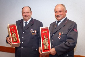 Franz Munz und Johannes Wagner erhielten die Landesehrennadel in Gold mit besonderer Auszeichnung für 50 Jahre aktiven Dienst in der Feuerwehr. Außerdem erhielt Ehrenkommandant Johannes Wagner vom Feuerwehrverband das Deutsche Feuerwehr-Ehrenkreuz in Gold.