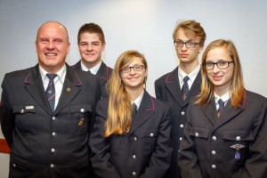 Neuaufnahmen in der Feuerwehr: Kommandant Bernd Wagner, Lukas Himmelsbach, Christiane Faißt, Marcus Faißt, Christina Faißt