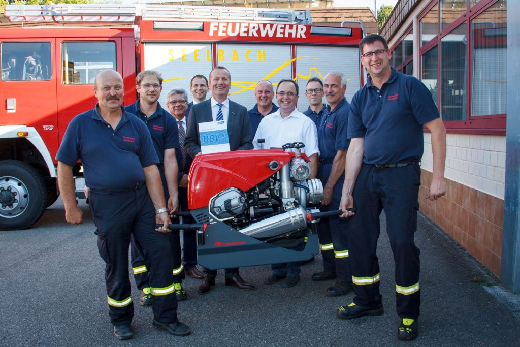 Freudige Gesichter nach der Übergabe der Tragkraftspritze durch BGV-Vorstand Roland Fahner an die Kameraden der Feuerwehr Seelbach. 